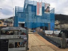 横浜市の工務店房のブログ　葉山町の３階建てレンガの家が上棟です。