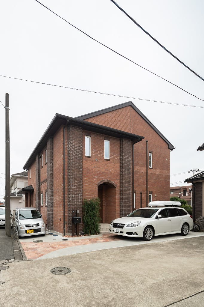 横浜市で二世帯住宅を新築！ おしゃれな施工事例を多数ご紹介・レンガ積みの二世帯住宅