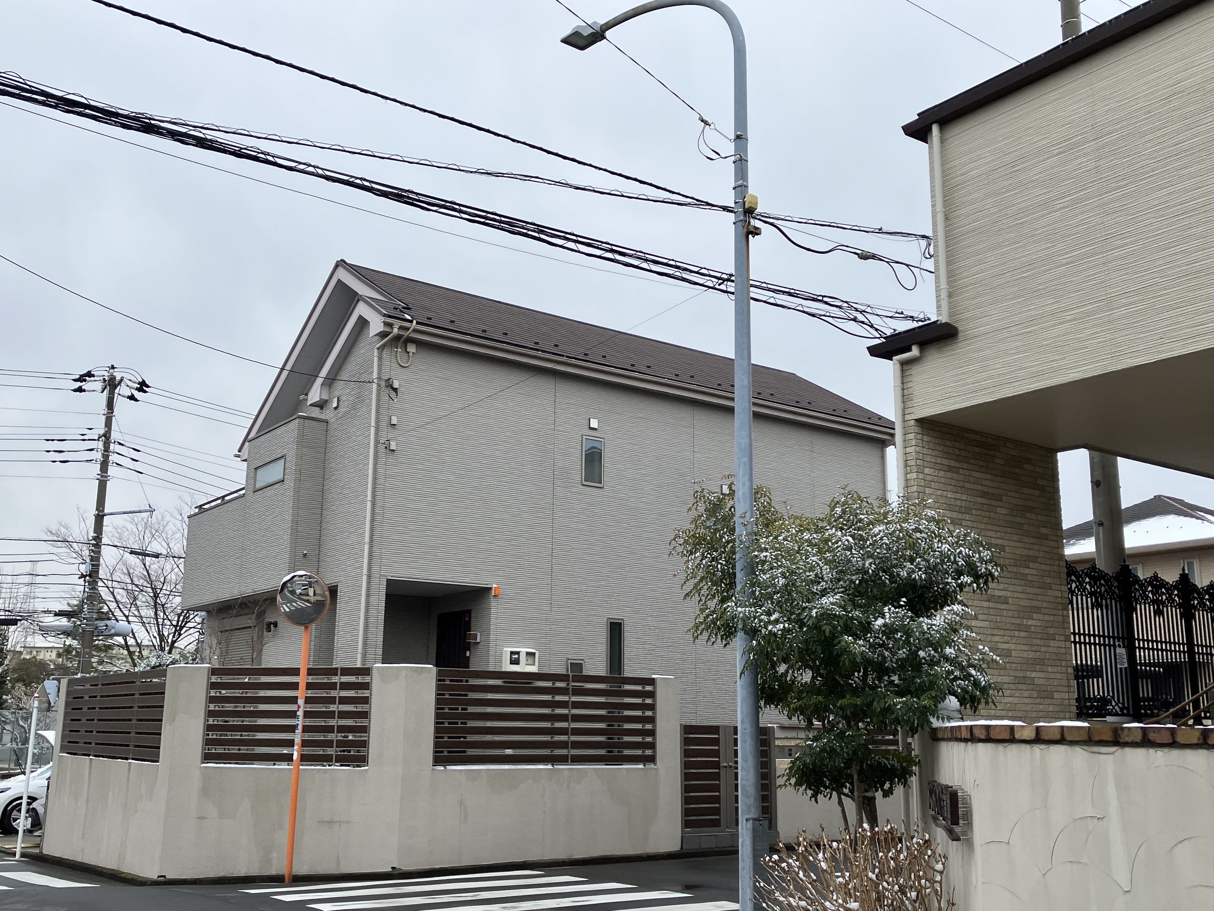 横浜市の工務店房のブログ　雪の日の屋根断熱