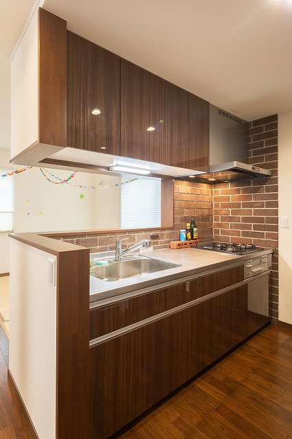 川崎市の賃貸併用住宅キッチン、高気密・高断熱に設計しており、リビングを含めて全室快適な空間