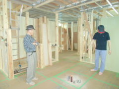 横浜市の工務店房のブログ　お施主様とお父様と現場で